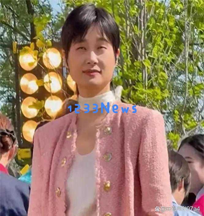 李宇春新近影像曝光，妆容变化引发网友热烈讨论与反响