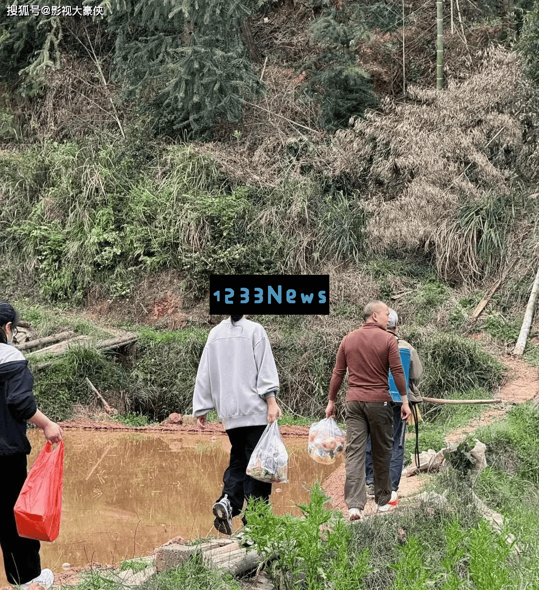 柳岩回老家衡阳探亲，哥哥罕见现身，祖宅展现典雅与温馨的气氛！