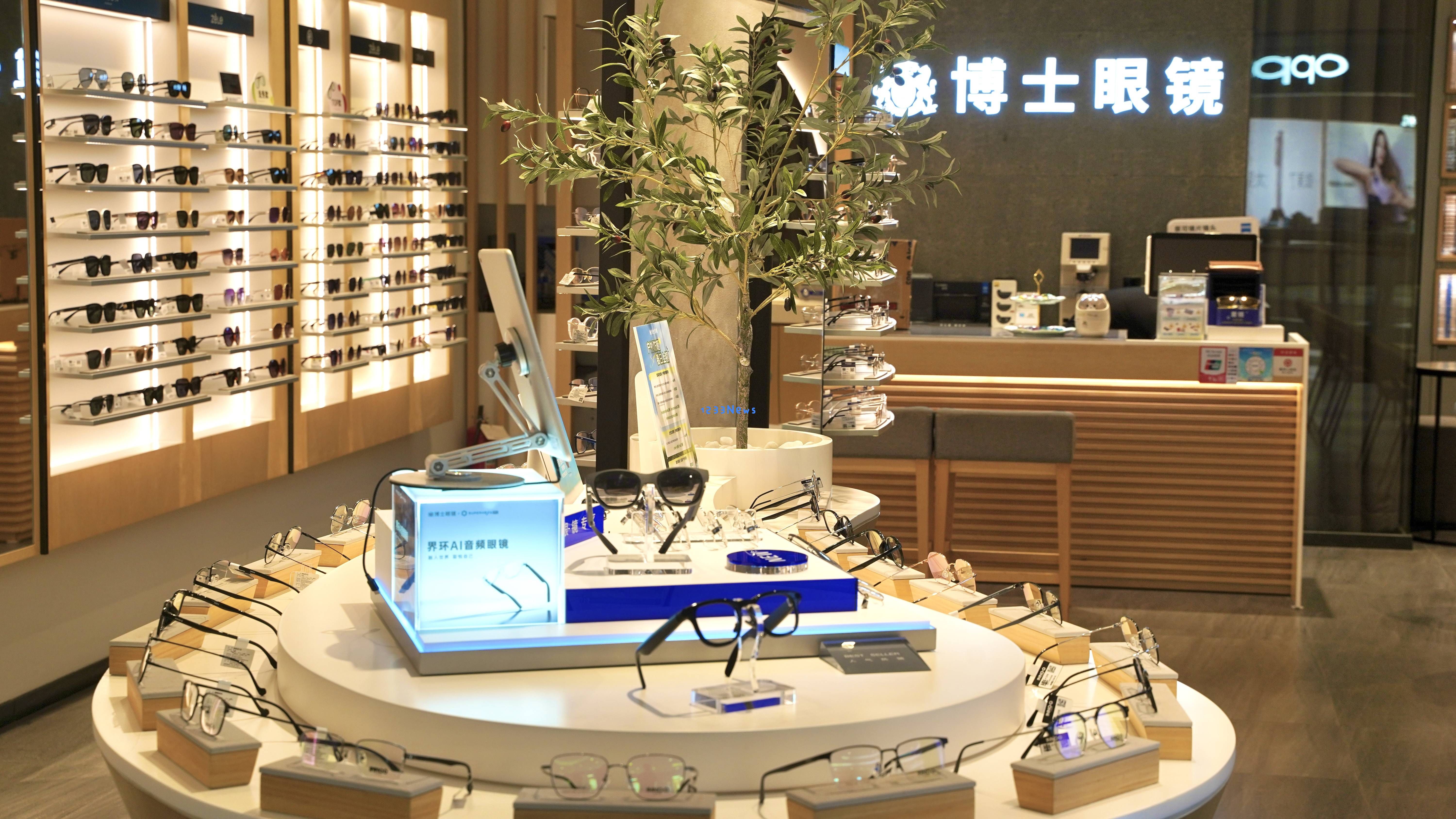 博士眼镜联合李未可，线下首发全新AI智能眼镜，引领智能穿戴潮流新趋势