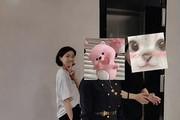 万茜素颜出现复旦大学 帮学子拍照显亲切 新戏准备态度严谨