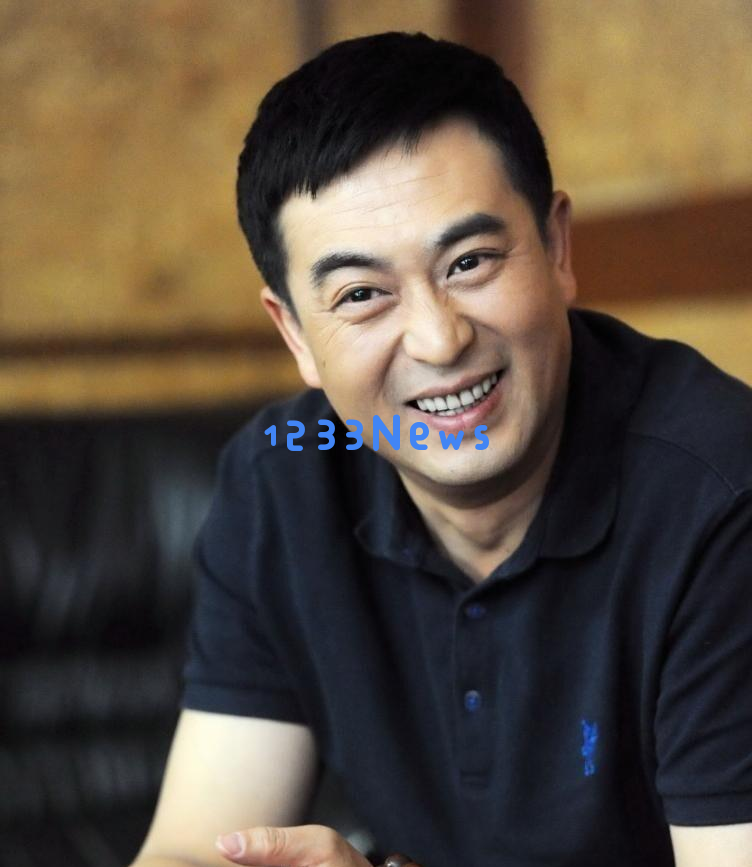 55岁张嘉益在西安身穿旧衣，骑三轮车技术嫉妒难敌！