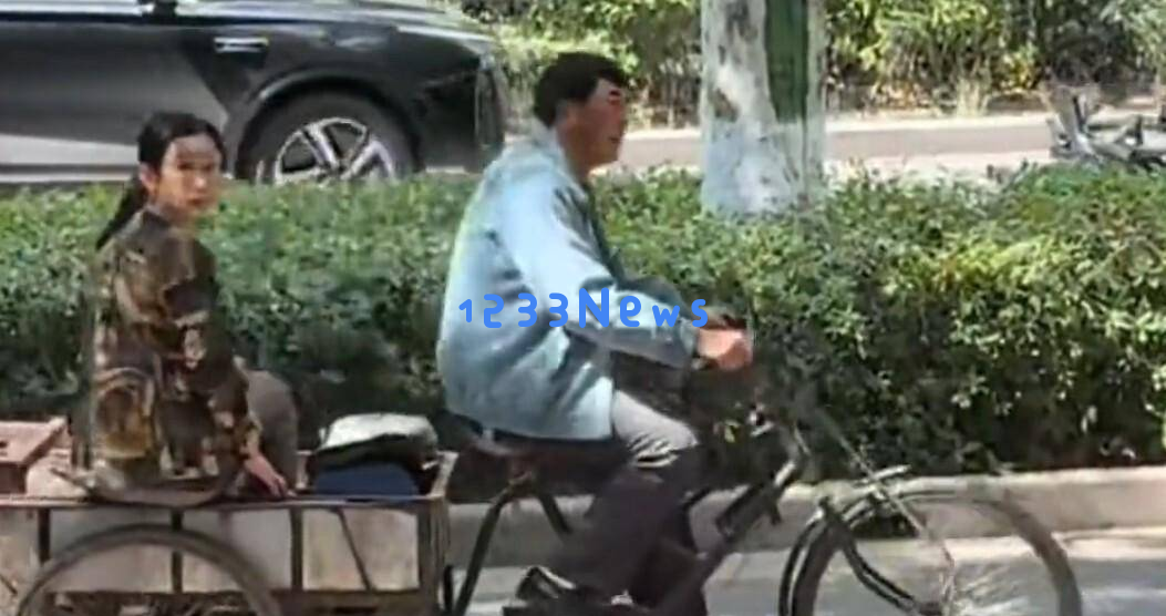 55岁张嘉益在西安身穿旧衣，骑三轮车技术嫉妒难敌！