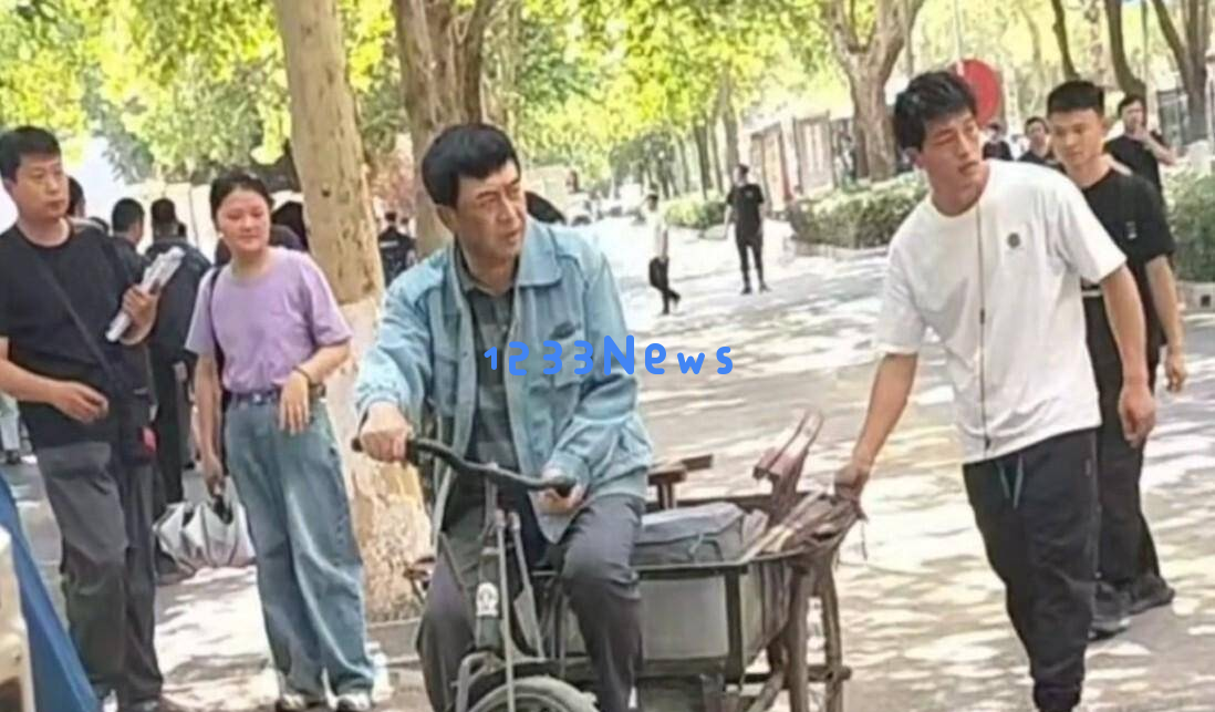 55岁张嘉益在西安身穿旧衣，骑三轮车技术嫉妒难敌！