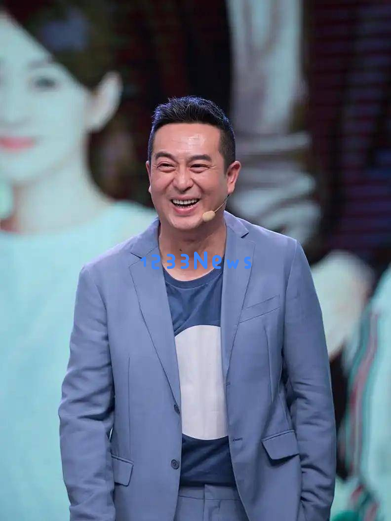 55岁张嘉益在西安身穿旧衣，骑三轮车技术嫉妒难敌！