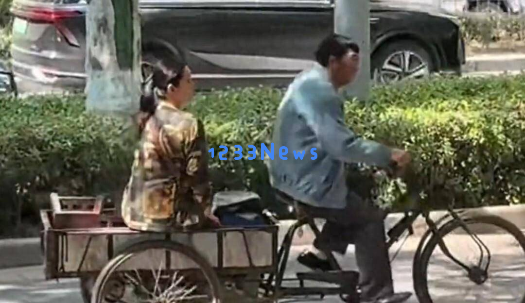 55岁张嘉益在西安身穿旧衣，骑三轮车技术嫉妒难敌！