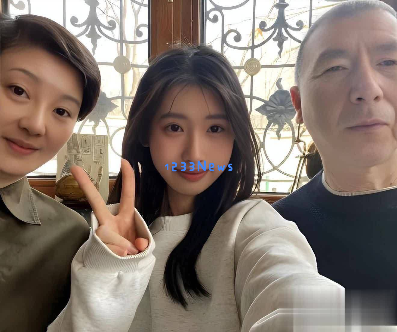 冯小刚女儿19岁分享美国高中毕业照片，引发热议或将进入娱乐行业