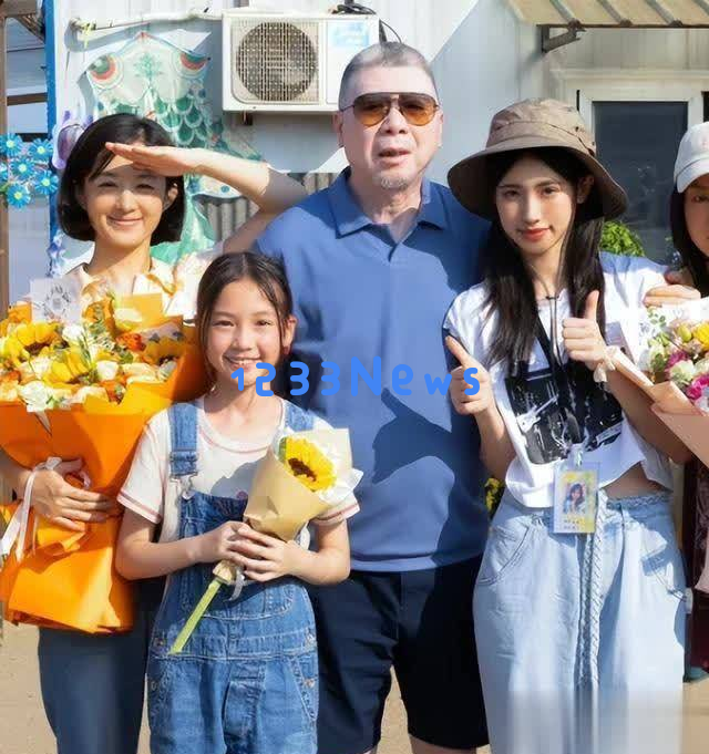 冯小刚女儿19岁分享美国高中毕业照片，引发热议或将进入娱乐行业