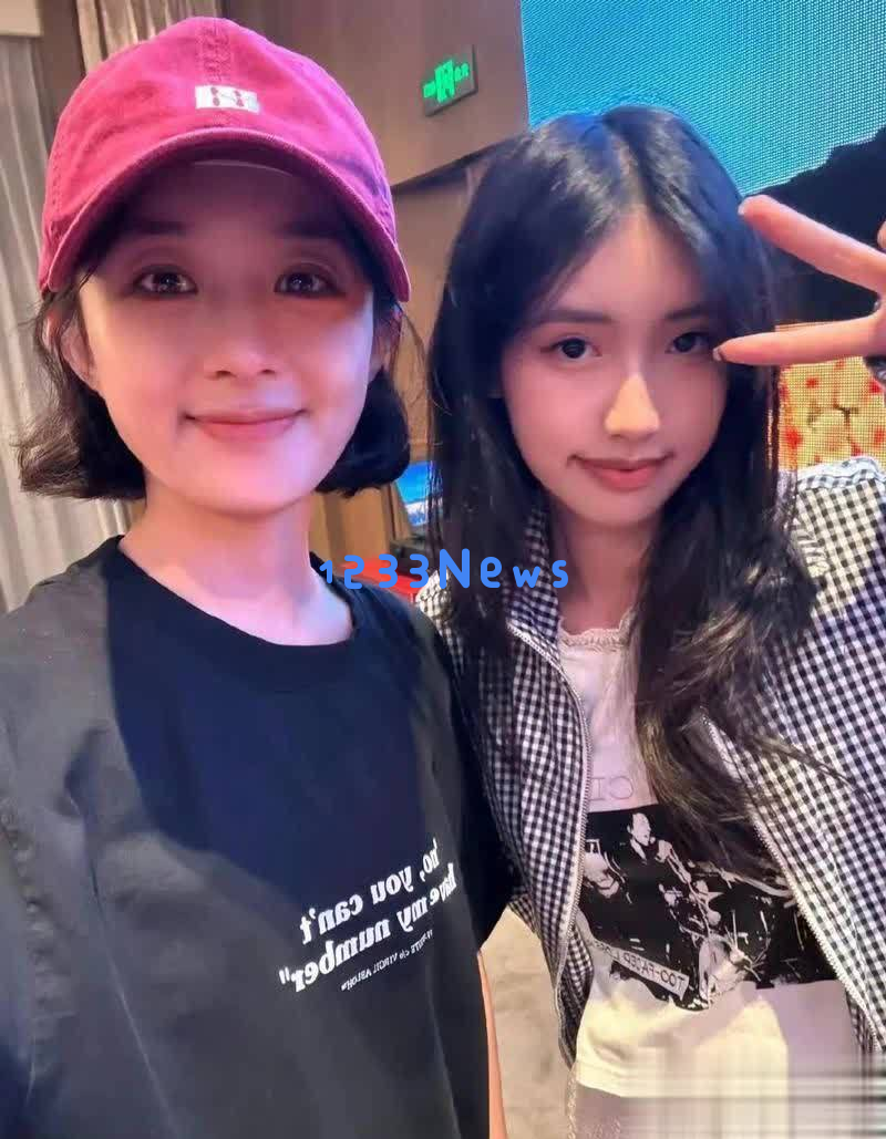 冯小刚女儿19岁分享美国高中毕业照片，引发热议或将进入娱乐行业