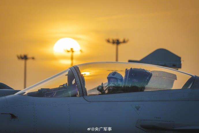 震撼！歼-10战斗机最新训练视频精彩亮相，尽显高超技艺