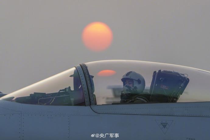 震撼！歼_10战斗机最新训练视频精彩亮相，尽显高超技艺