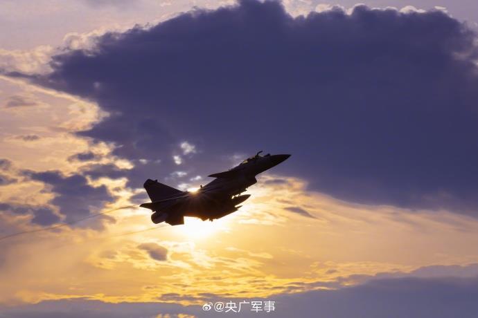 震撼！歼_10战斗机最新训练视频精彩亮相，尽显高超技艺