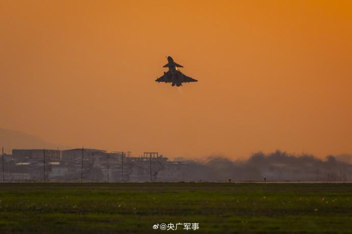 震撼！歼_10战斗机最新训练视频精彩亮相，尽显高超技艺