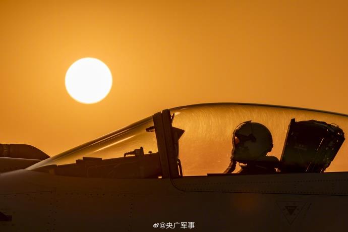 震撼！歼_10战斗机最新训练视频精彩亮相，尽显高超技艺