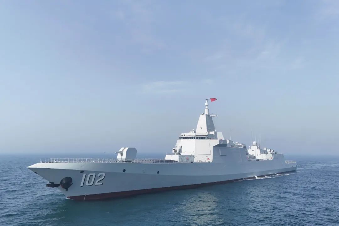 万吨级大驱拉萨舰最新动态画面曝光，引发众人瞩目