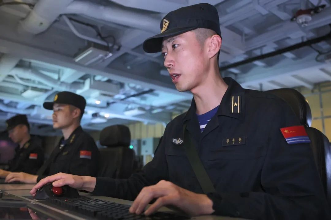万吨级大驱拉萨舰最新动态画面曝光，引发众人瞩目