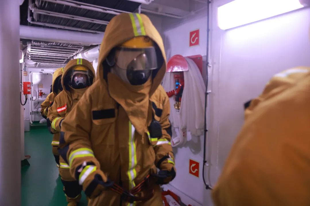 万吨级大驱拉萨舰最新动态画面曝光，引发众人瞩目
