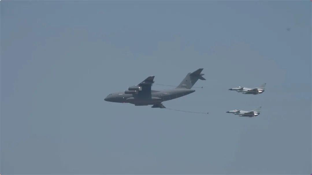 空军院校首次开展空中加油专项训练活动，推动飞行技术水平提升