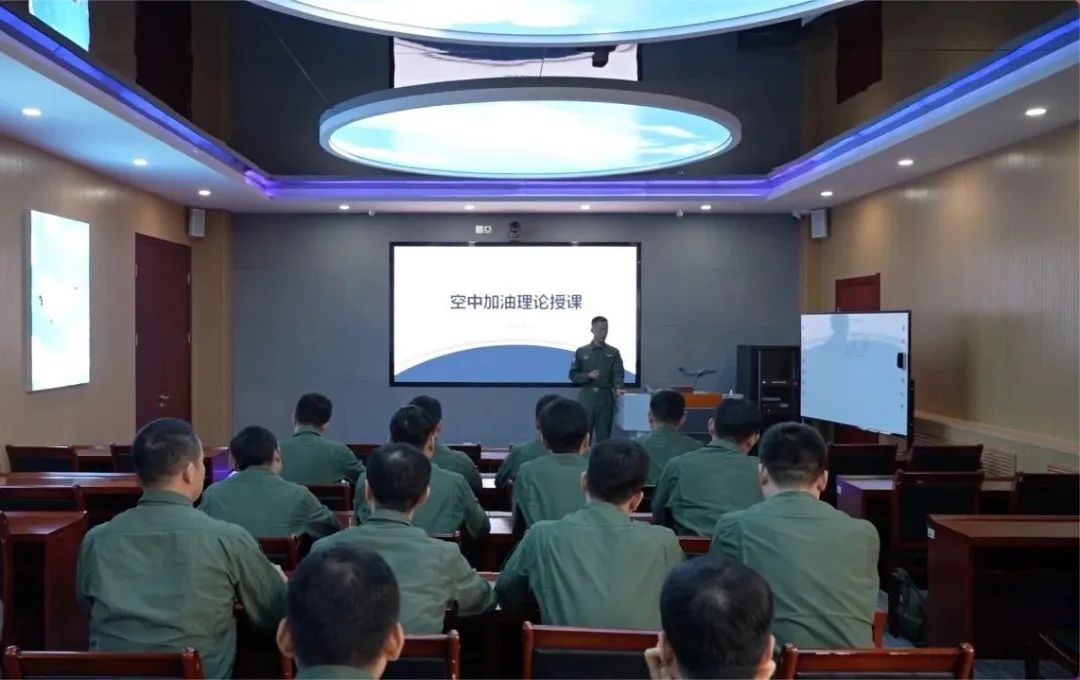 空军院校首次开展空中加油专项训练活动，推动飞行技术水平提升