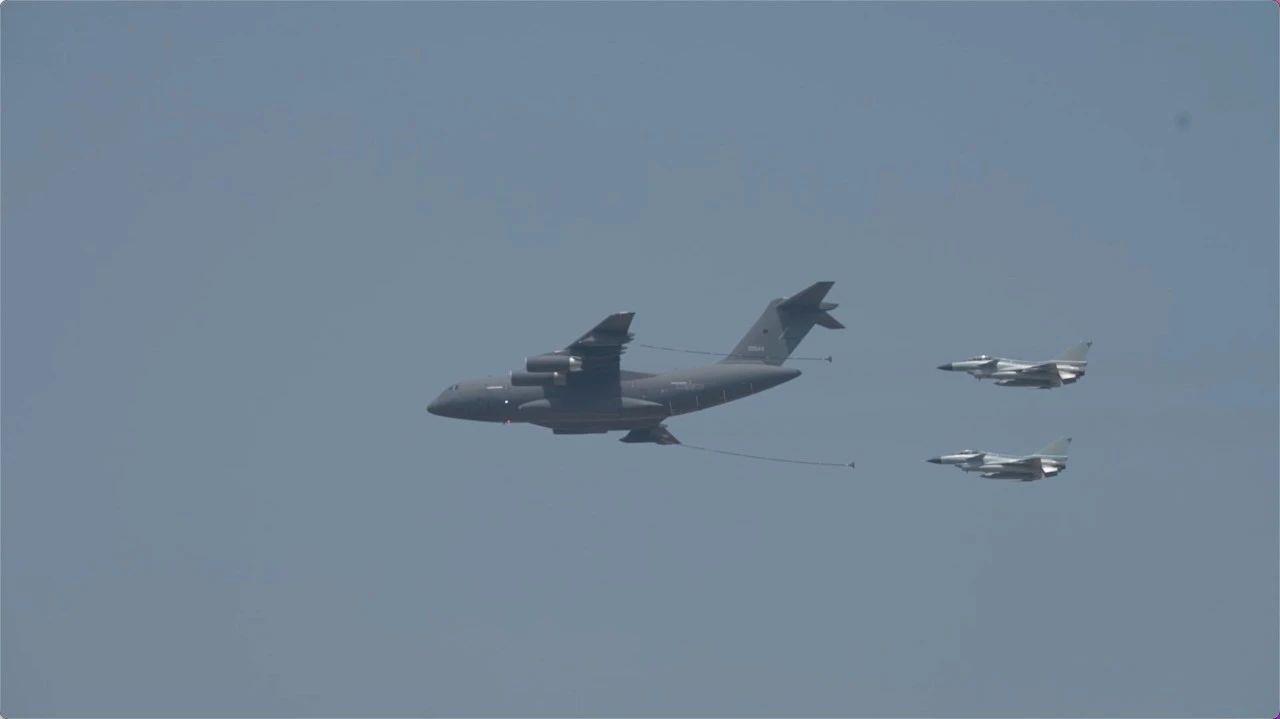 空军院校首次开展空中加油专项训练，圆满对接推动实战能力提升