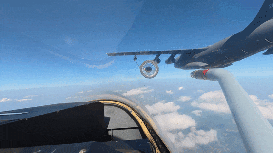 空军院校首次开展空中加油专项训练，圆满对接推动实战能力提升