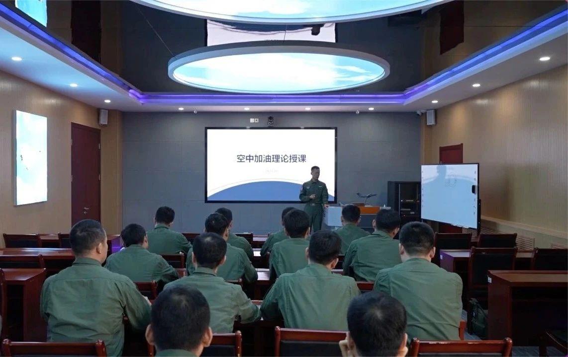 空军院校首次开展空中加油专项训练，圆满对接推动实战能力提升