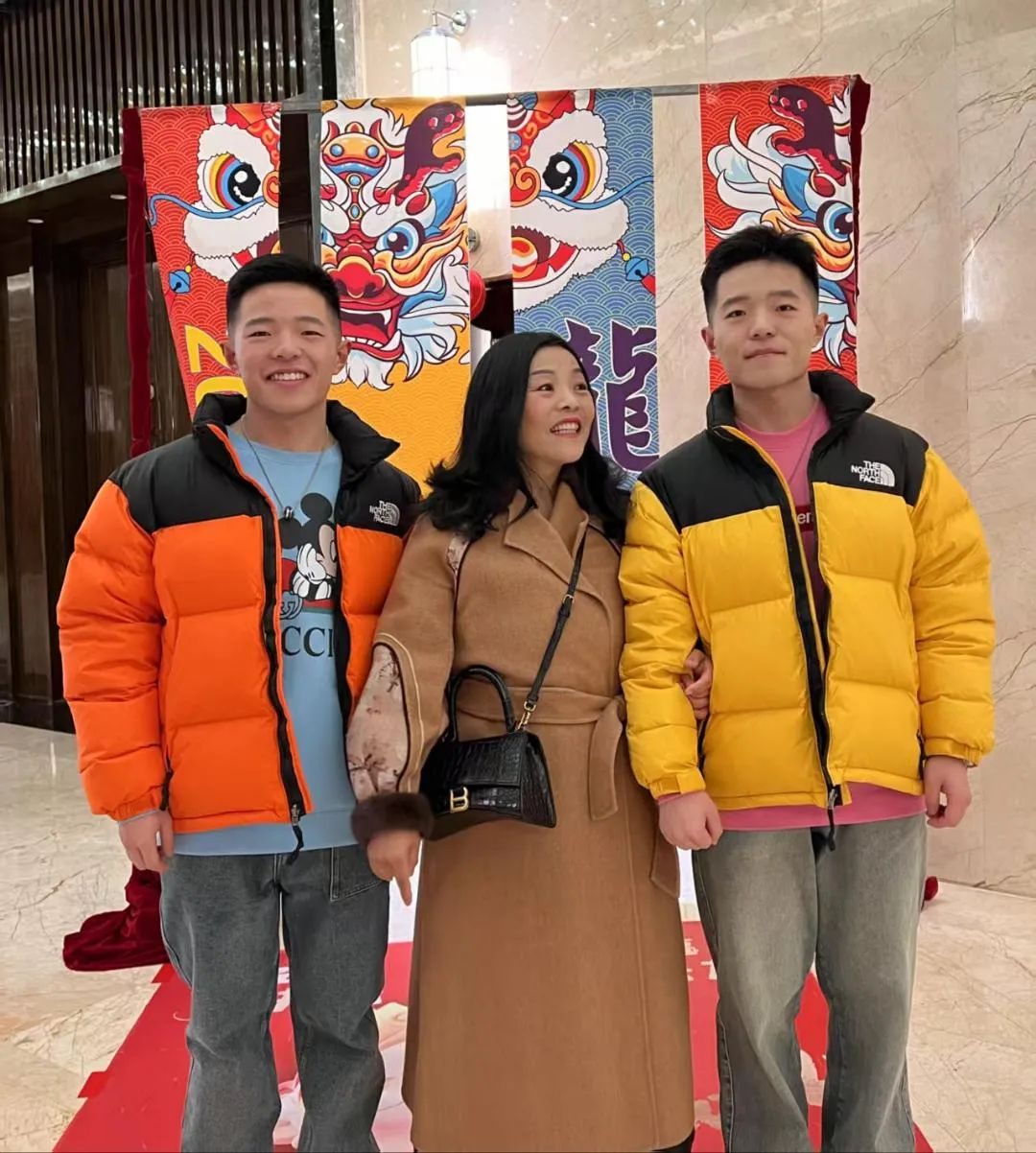 退役女军人的双胞胎儿子们如同复制粘贴一样，相继进入军校担任排长