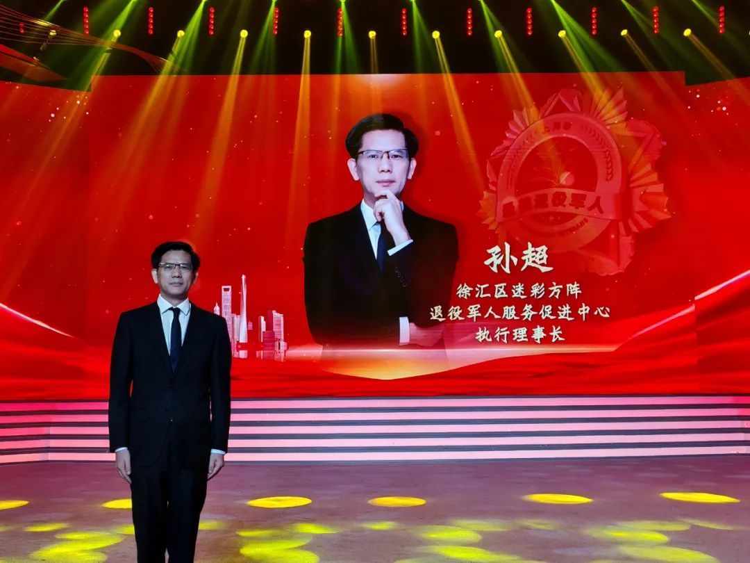 上海一位感人至深的退役军人引领近千名志愿者积极投身公益事务，荣获“最美退役军人”称号