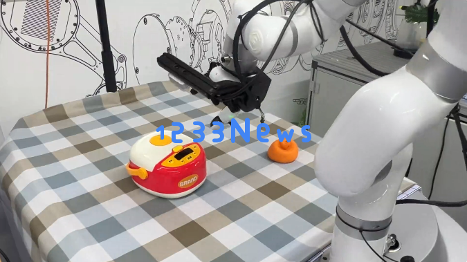 业界首次！一个端到端原生机器人大模型搞定100+灵巧手复杂操作，星动纪元ERA-42来了！