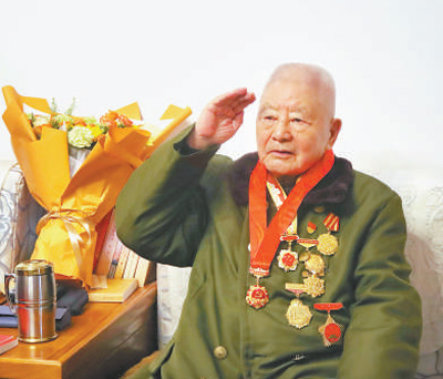 枪声一响，我连全体战士齐心协力向敌人勇猛冲锋