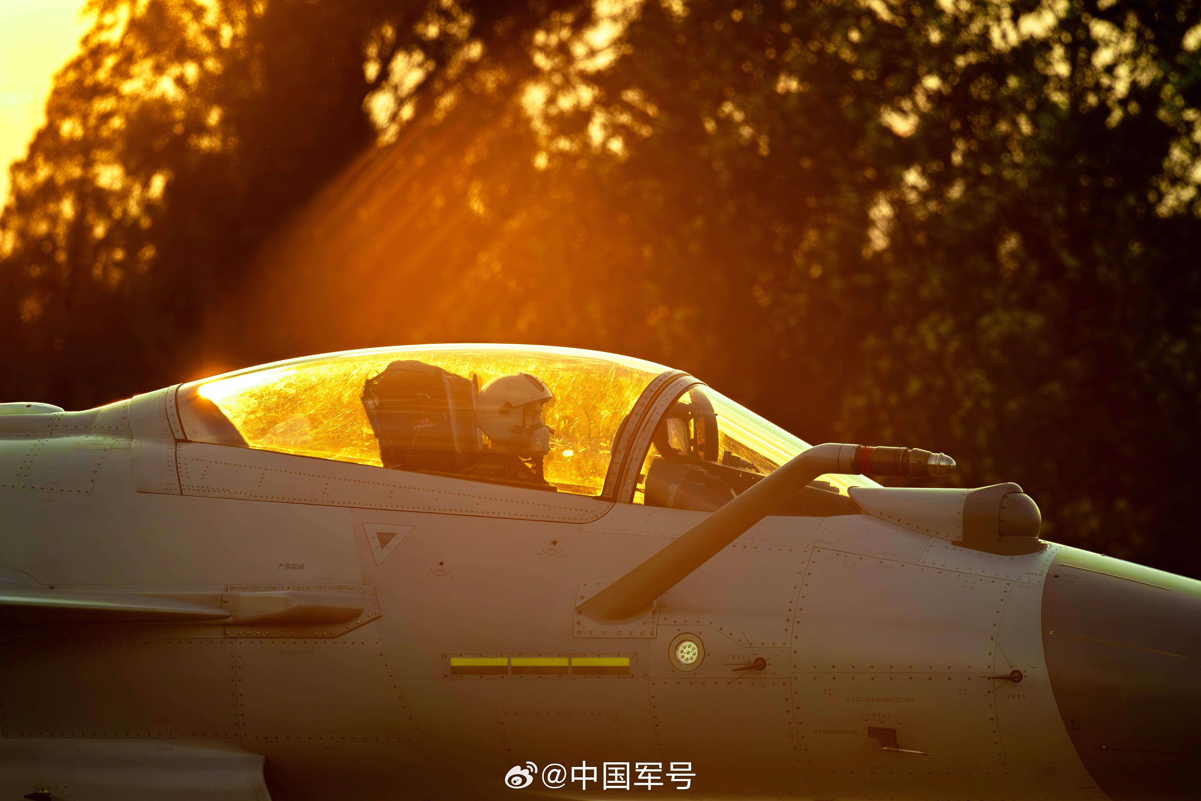 云端对决战鹰与霞光的完美适配与协同作战
