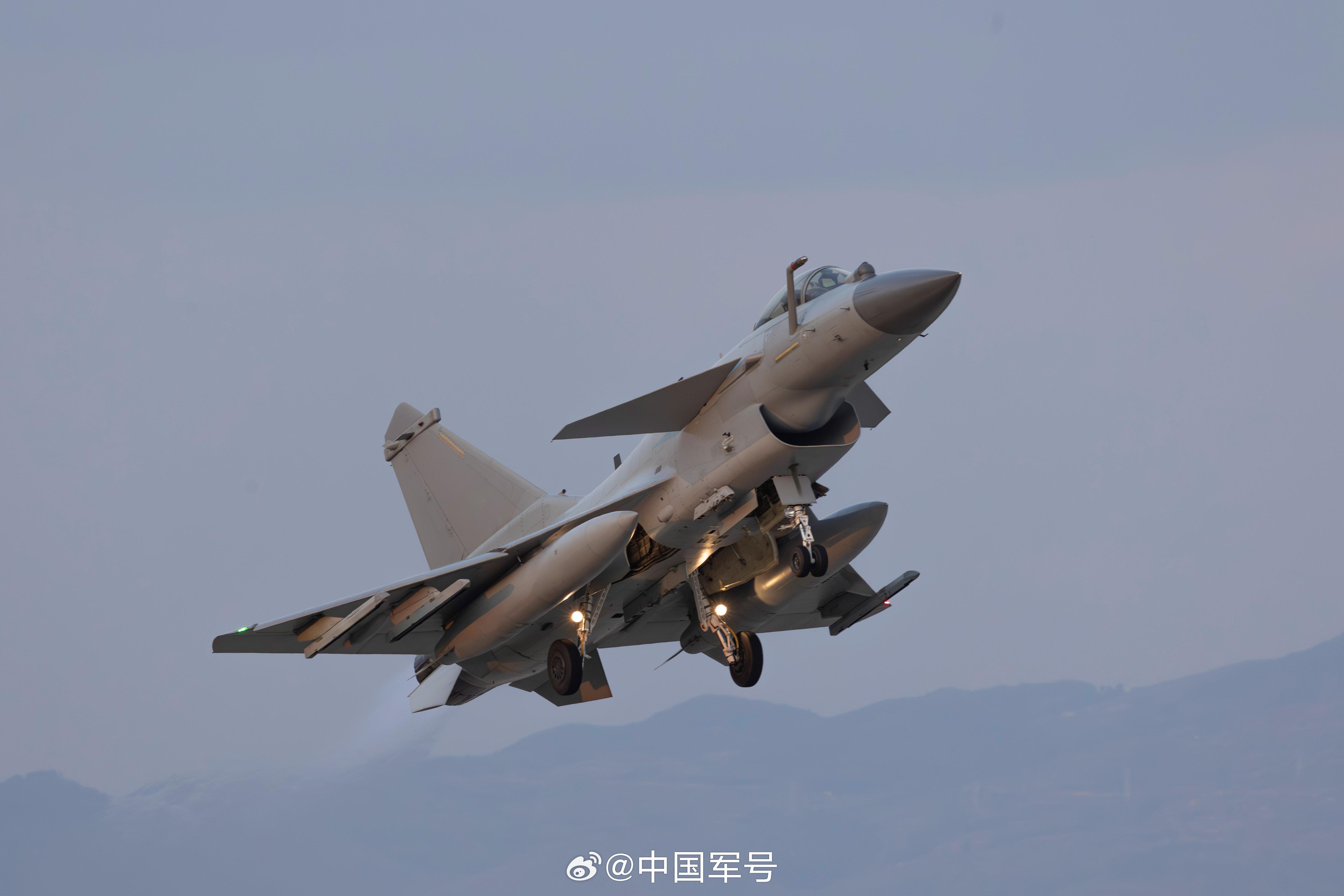云端对决战鹰与霞光的完美适配与协同作战