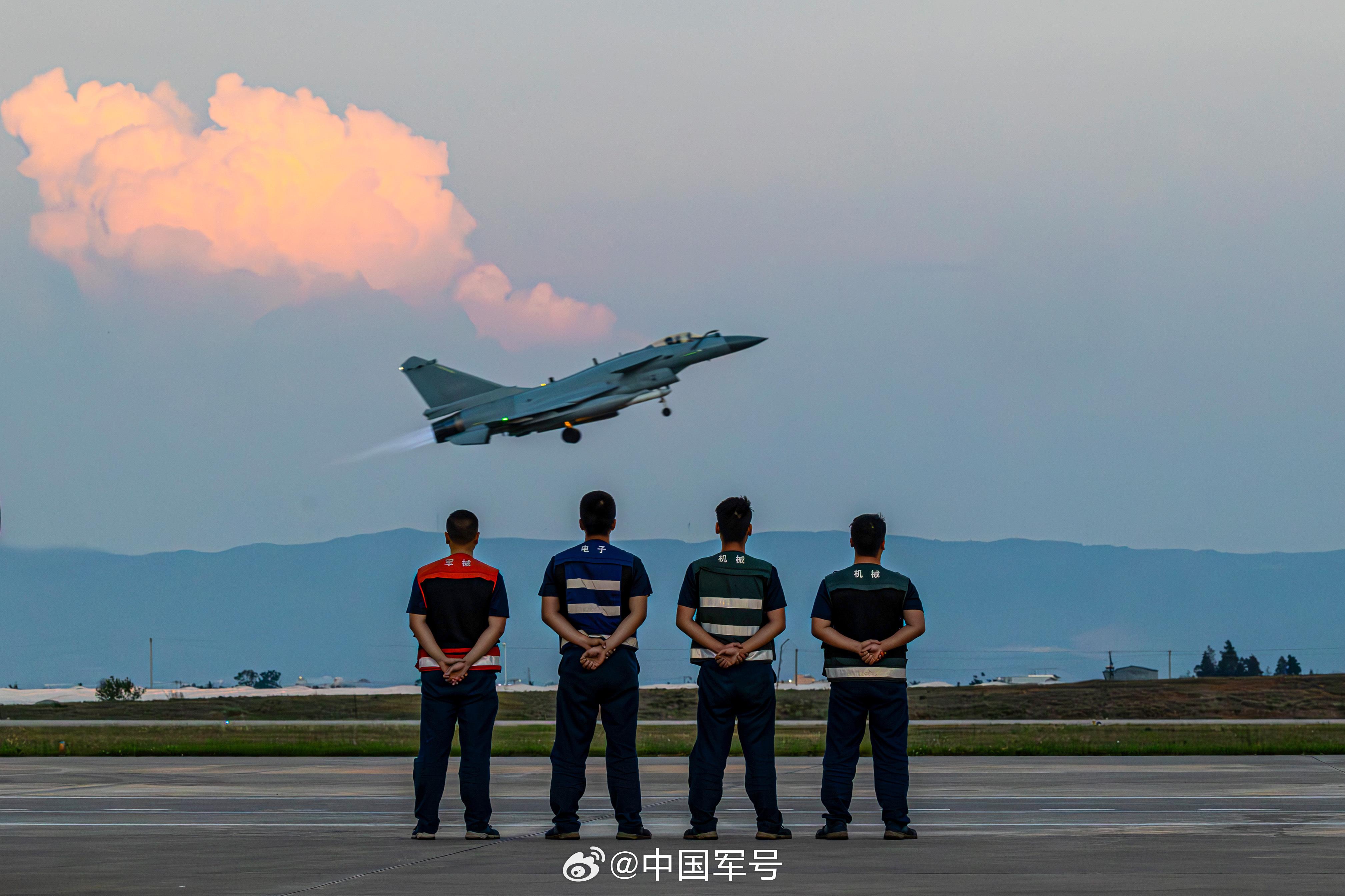 云端对决战鹰与霞光的完美适配与协同作战