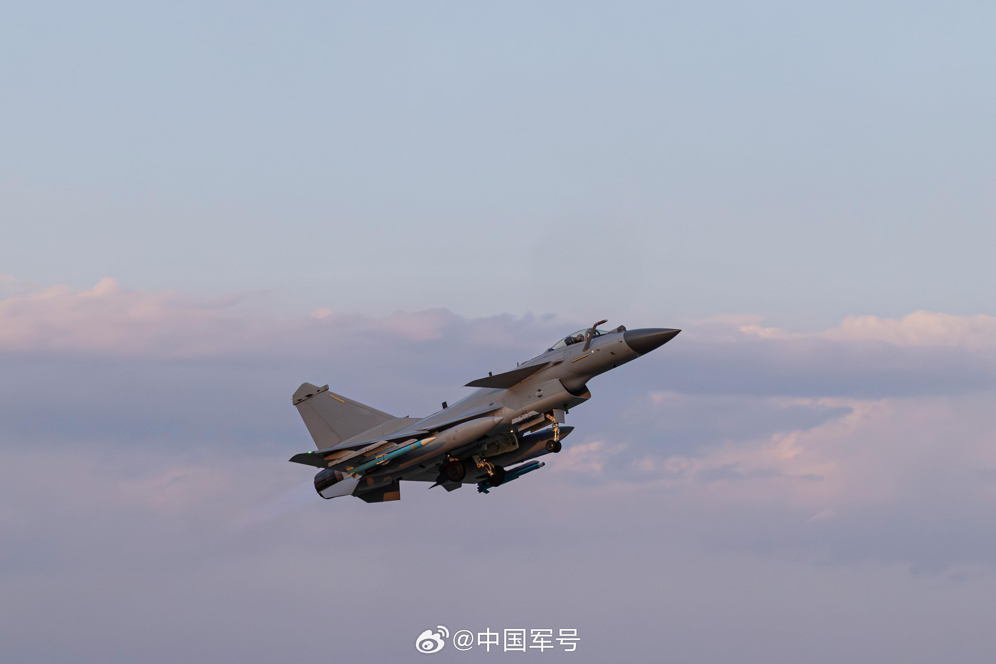 云端对决战鹰与霞光的完美适配与协同作战