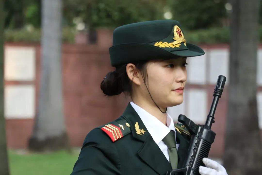 “人生没有晚点的机会！”00后女教师严诗思选择参军，为未来开启新篇章
