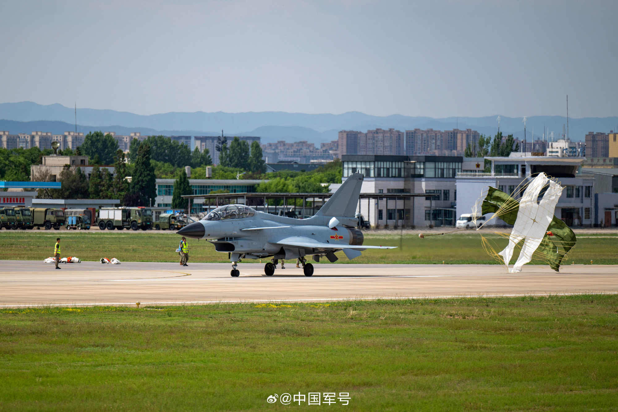 夏日骄阳下，战鹰怒吼翱翔的壮丽场景