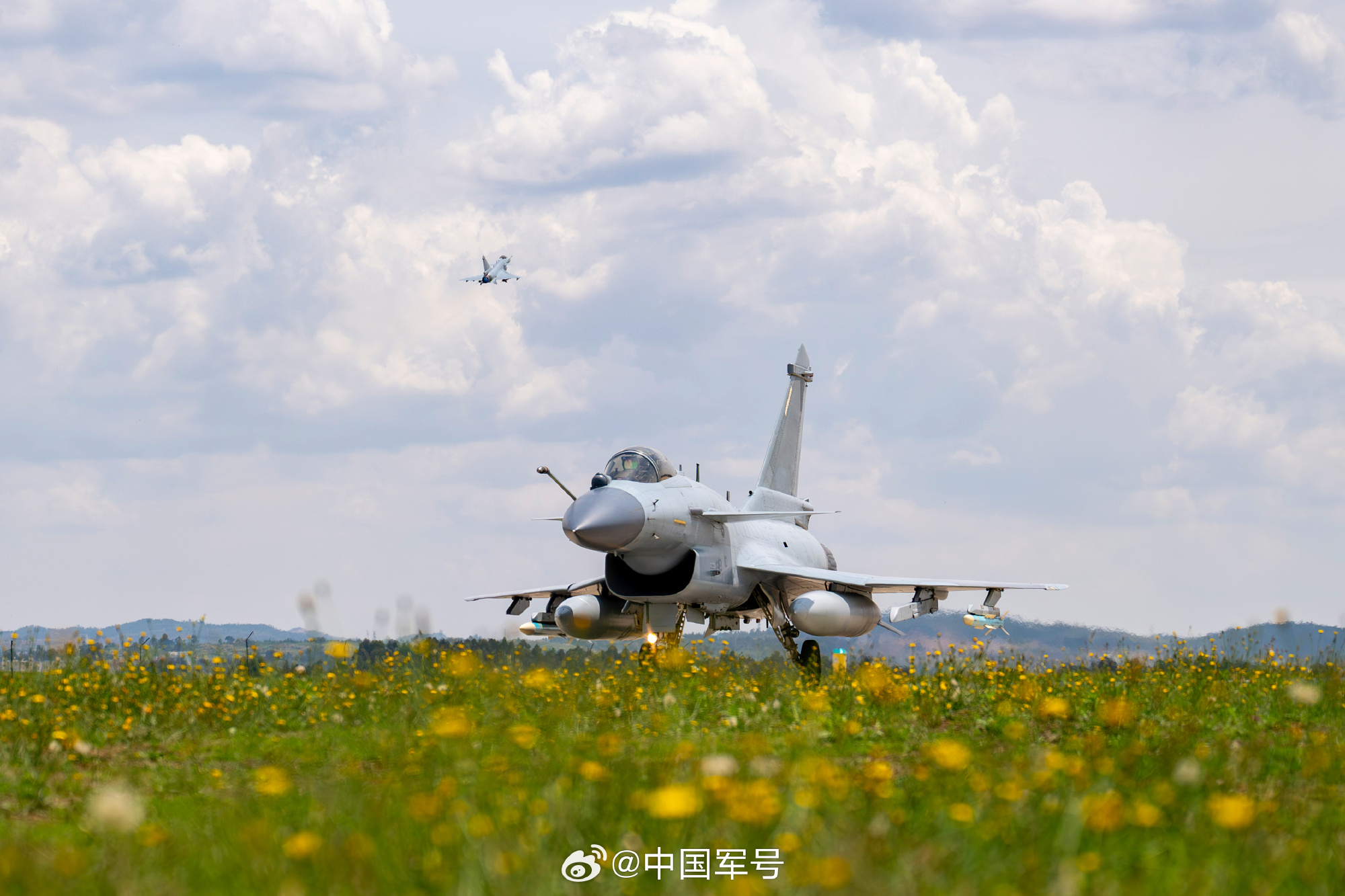 夏日骄阳下，战鹰怒吼翱翔的壮丽场景