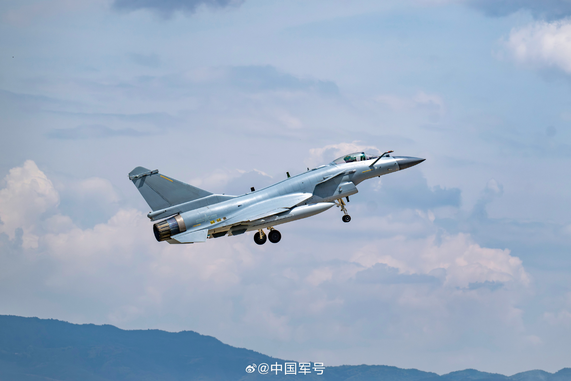 夏日骄阳下，战鹰怒吼翱翔的壮丽场景