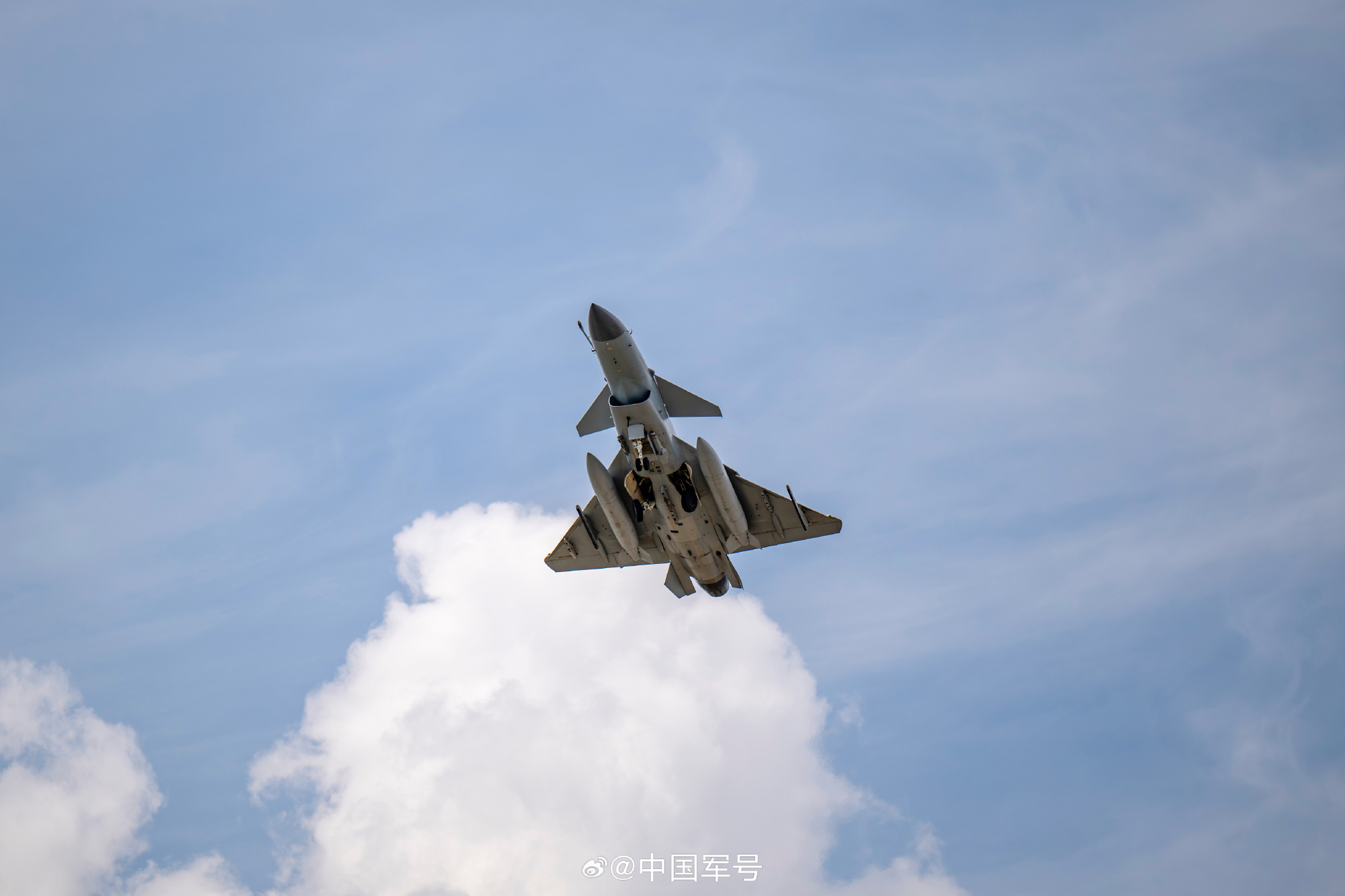 夏日骄阳下，战鹰怒吼翱翔的壮丽场景