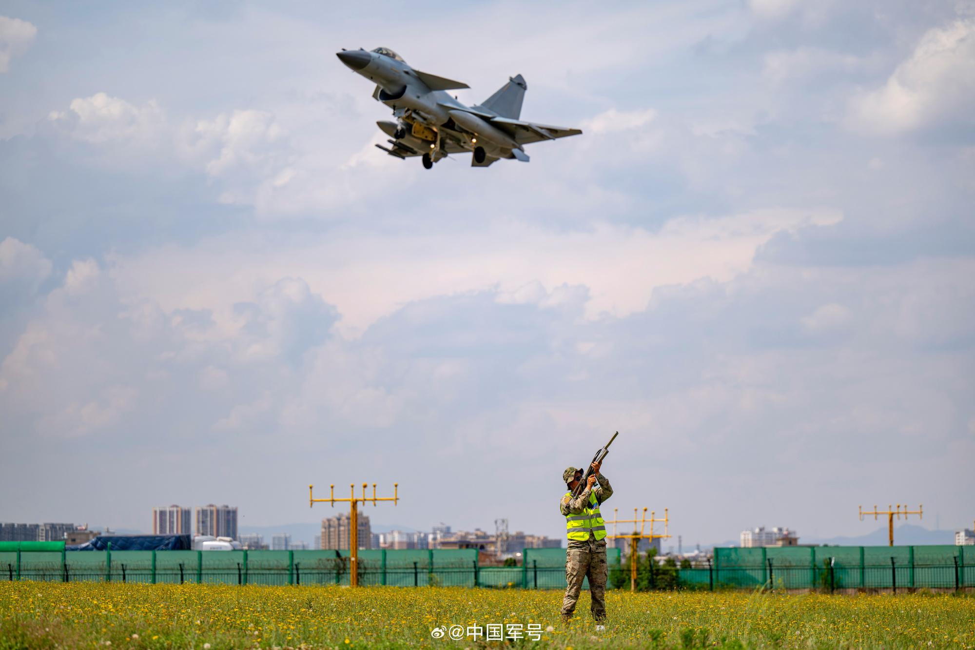 夏日骄阳下，战鹰怒吼翱翔的壮丽场景