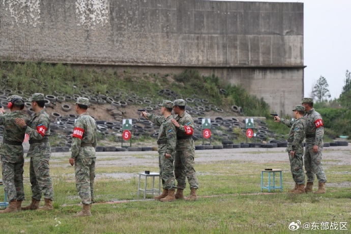 东部战区空军某部精心策划轻武器射击评估活动，确保战斗力提升