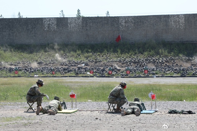 东部战区空军某部精心策划轻武器射击评估活动，确保战斗力提升