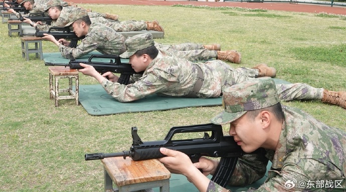 东部战区空军某部精心策划轻武器射击评估活动，确保战斗力提升