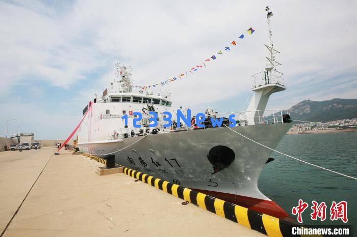 “向阳红17”船在山东青岛入列 开始执行黄渤海浮标任务：新时期海洋科技的壮丽篇章!