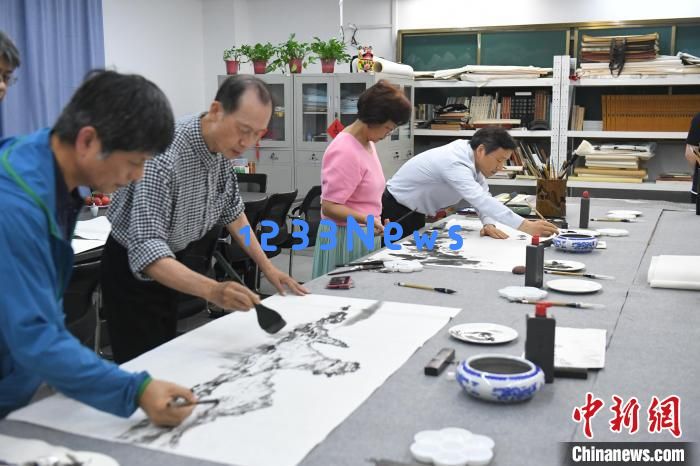 
两岸艺术家在安徽“共绘一幅画”：融汇传统与现代艺术的精彩瞬间
