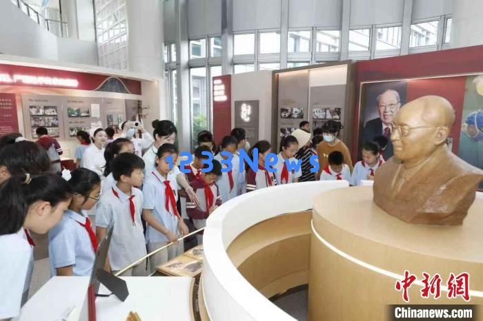 基地落成：日记墙、教学相册、吴孟超AI大师重现大医精诚与科学家精神的时代浪潮