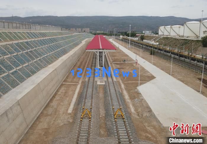 
青藏高原首条航油铁路运输通道启用：推动绿色发展新趋势，国土资源高效利用新篇章
