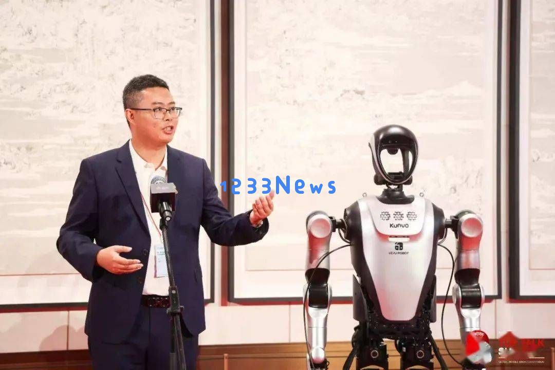 乐聚携手中国移动与华为，共同推出5G_A具身智能机器人，惊艳亮相MWC上海展会