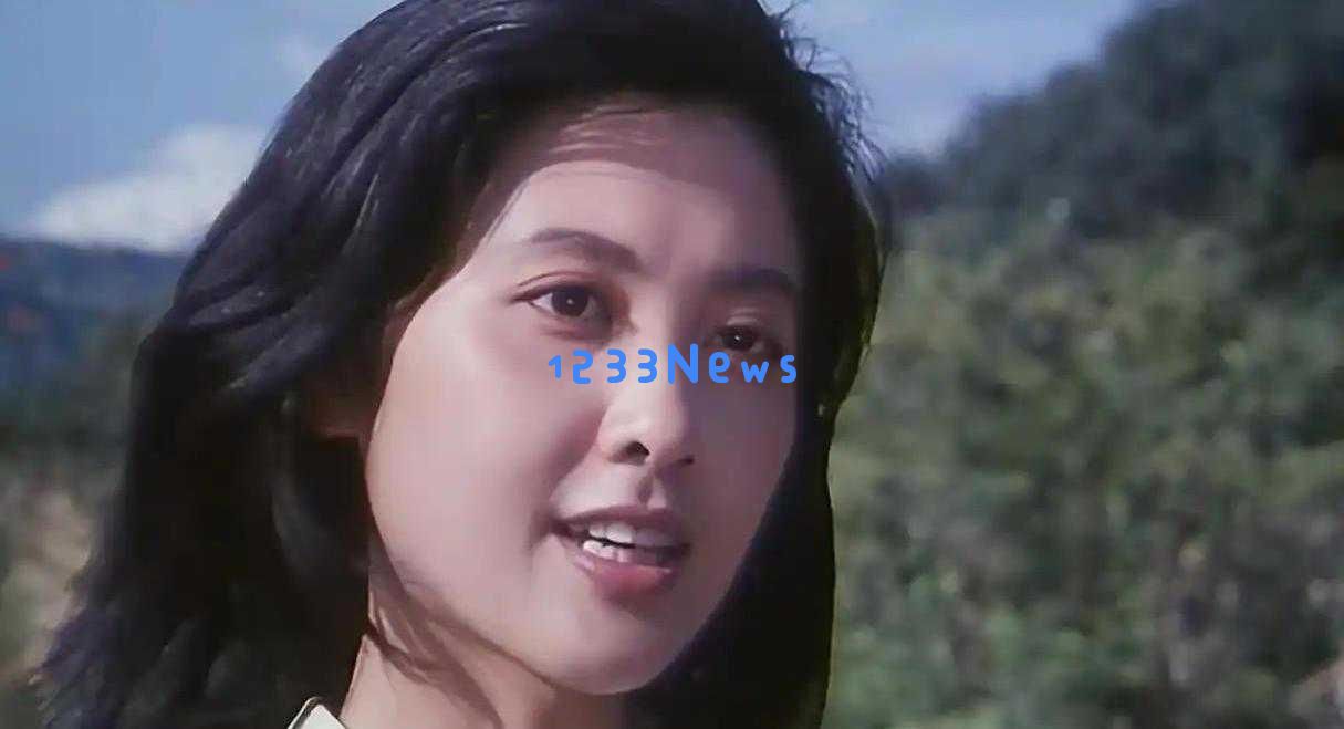 她是八十年代风华绝代的美丽女星，如今72岁依旧魅力四射无子女