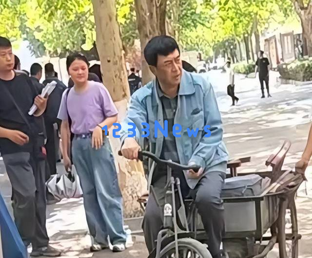 张嘉益55岁骑三轮车载秦海璐，西安民工打扮尽显朴实风采
