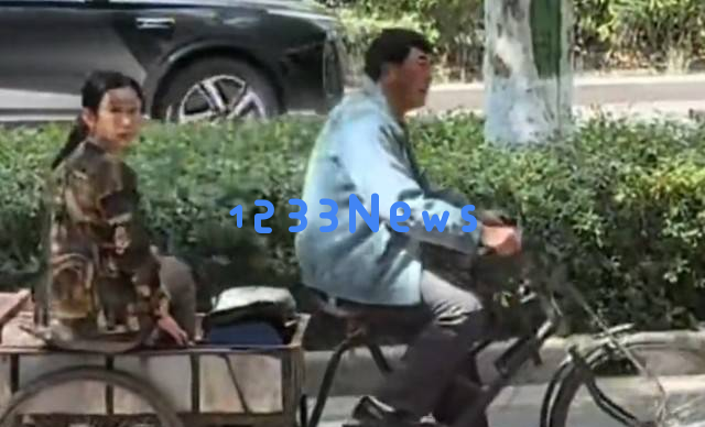 张嘉益55岁骑三轮车载秦海璐，西安民工打扮尽显朴实风采